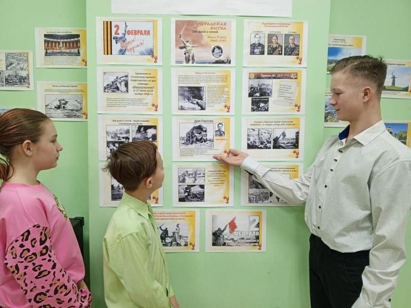 2 февраля 1943 года фашистские войска, окруженные под Сталинградом, окончательно сложили оружие.