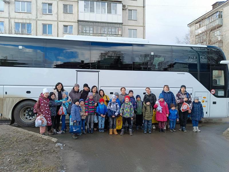 На красивом большом новом автобусе дети совершили путешествие по Курганской области.