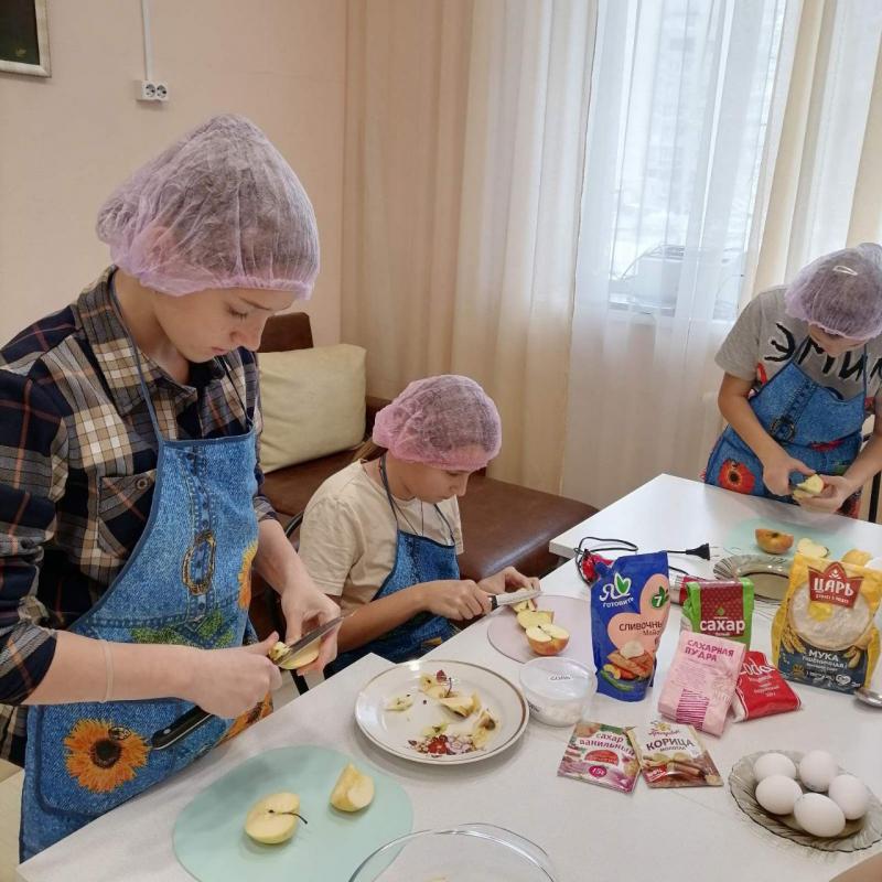 В рамках модуля «Уютный дом» по направлению «Встречаем гостей» дети приготовили шарлотку под руководством инструктора по труду.