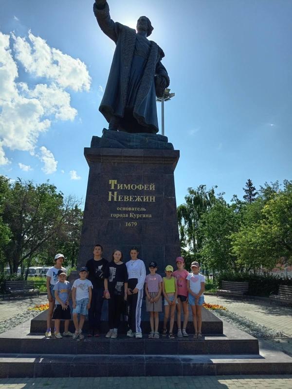 Прогулка к памятнику Тимофею Невежину, основателю города Кургана, обернулась интересной и познавательной экскурсией.