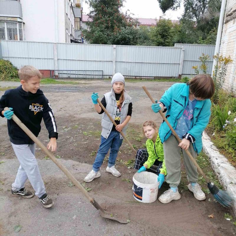 С приходом осени, пришла пора уборки территории.