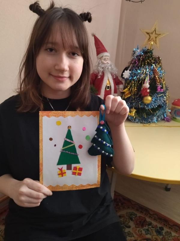 Курышева Эля приняла участие в акции "Согревая сердца" - сделала новогоднюю открытку и новогоднюю игрушку к нашему любимому празднику Новый Год.