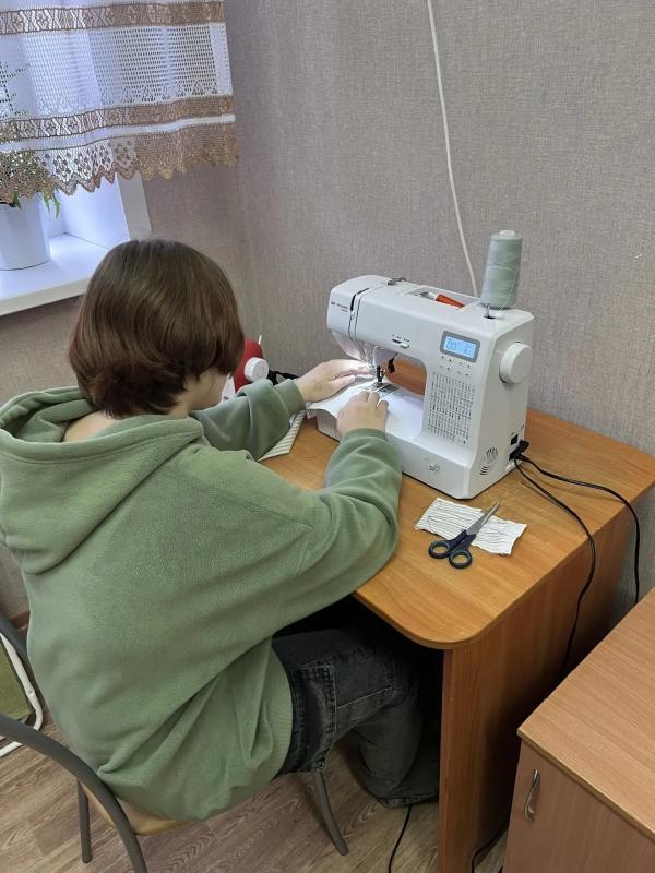 На занятии по технологии «Швейное дело» мы изучили виды швов, выполняемых на швейной машине, и освоили практические навыки мелкого ремонта одежды.