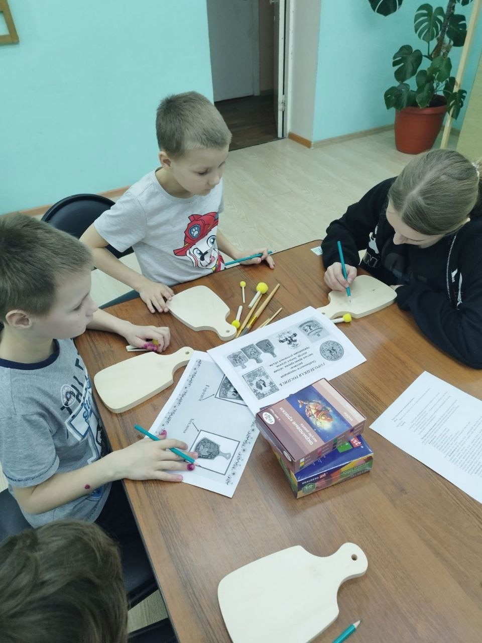 В рамках программы #Школа жизненного успеха_Мечтай_Планируй_Действуй #направление_Мое_первое_дело украшали разделочные доски хохломской и городецкой росписью.