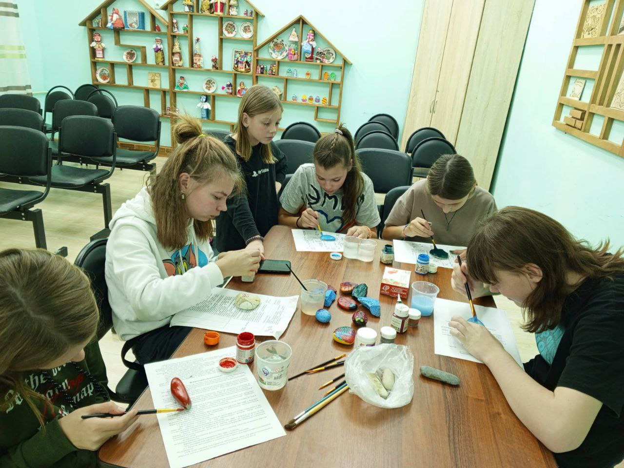 В рамках кружка "Творческий микс" в направлении "Хенд-мейд" занимались росписью камней. В рамках кружка "Творческий микс" в направлении "Хенд-мейд" занимались росписью камней.