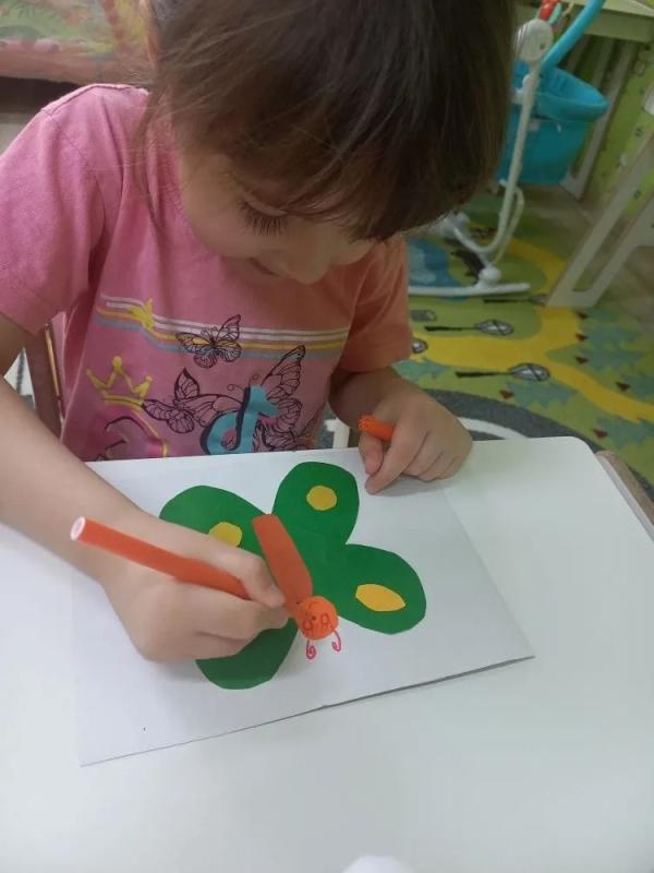 Сегодня на кружке "Творческий MIX" малыши создали яркие аппликации "Нарядные бабочки"!