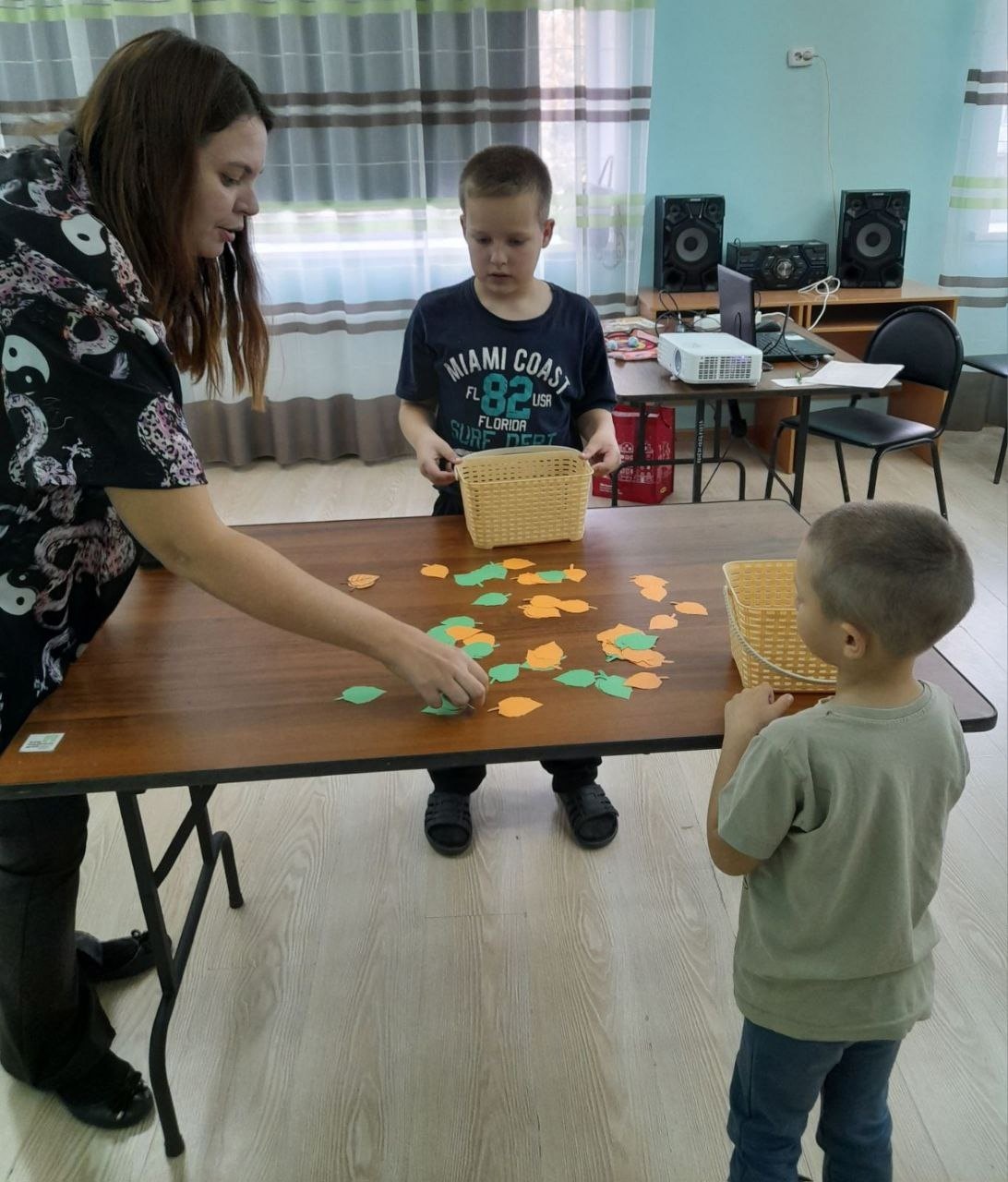 Наши давние друзья, сотрудники библиотеки Потанина, провели с детьми беседу-экскурс: "Красота родной природы" в рамках модуля эстетической направленности "Как прекрасен этот мир".