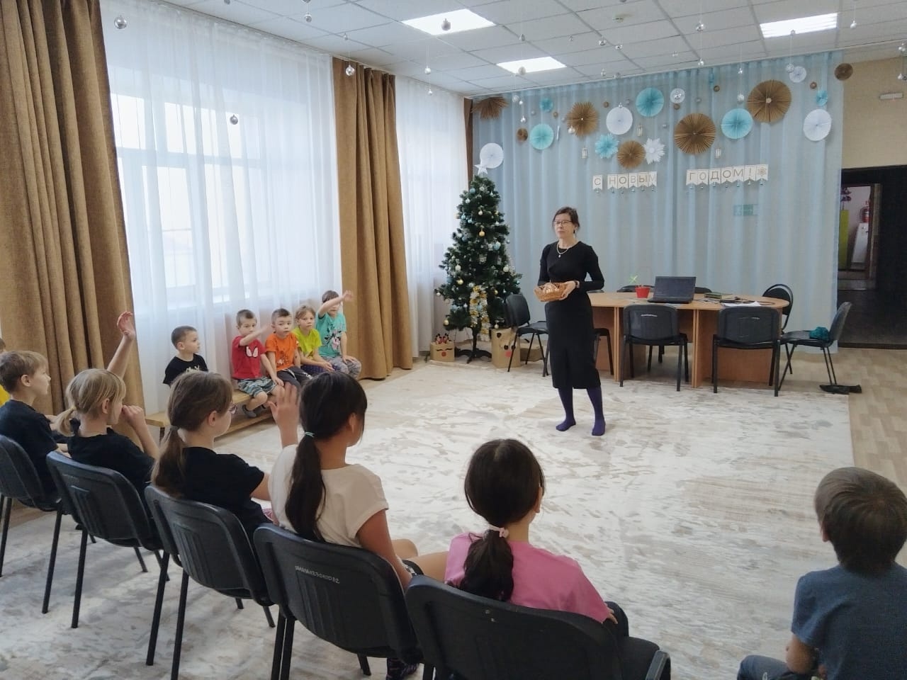 Недавно в ﻿гостях ﻿у наших ﻿ребят ﻿побывала Лидия Шиукашвили, ﻿сотрудница ﻿библиотеки им.Короленко!