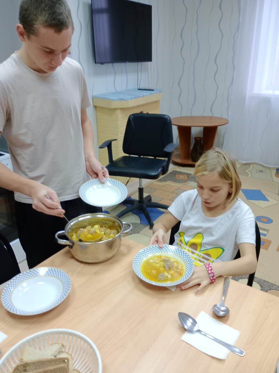 Подача супов перед вторым блюдом не просто дань традиции. Подача супов перед вторым блюдом не просто дань традиции.