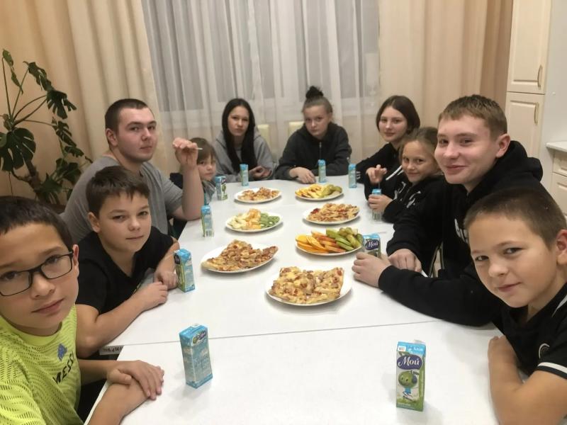 В рамках программы САП «Мой уютный дом» наши маленькие поварята взялись за приготовление пиццы и собирали красивые фруктовые тарелки.