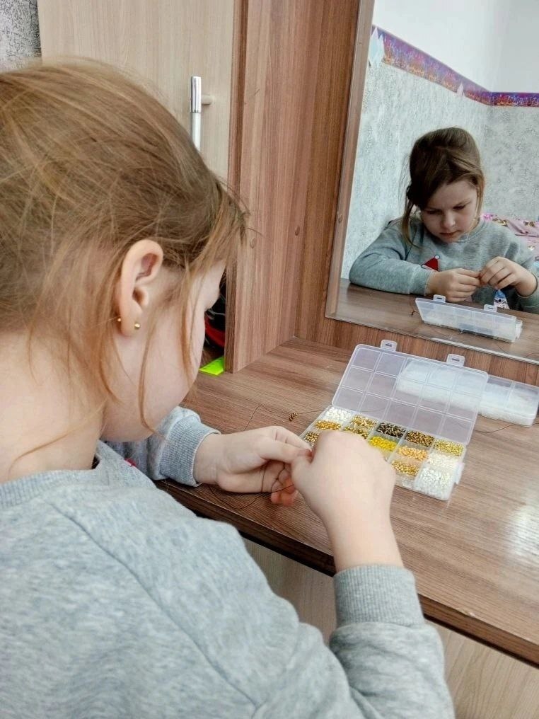 А мы продолжаем на нашем кружке по бисероплетению совершенствовать своё мастерство.