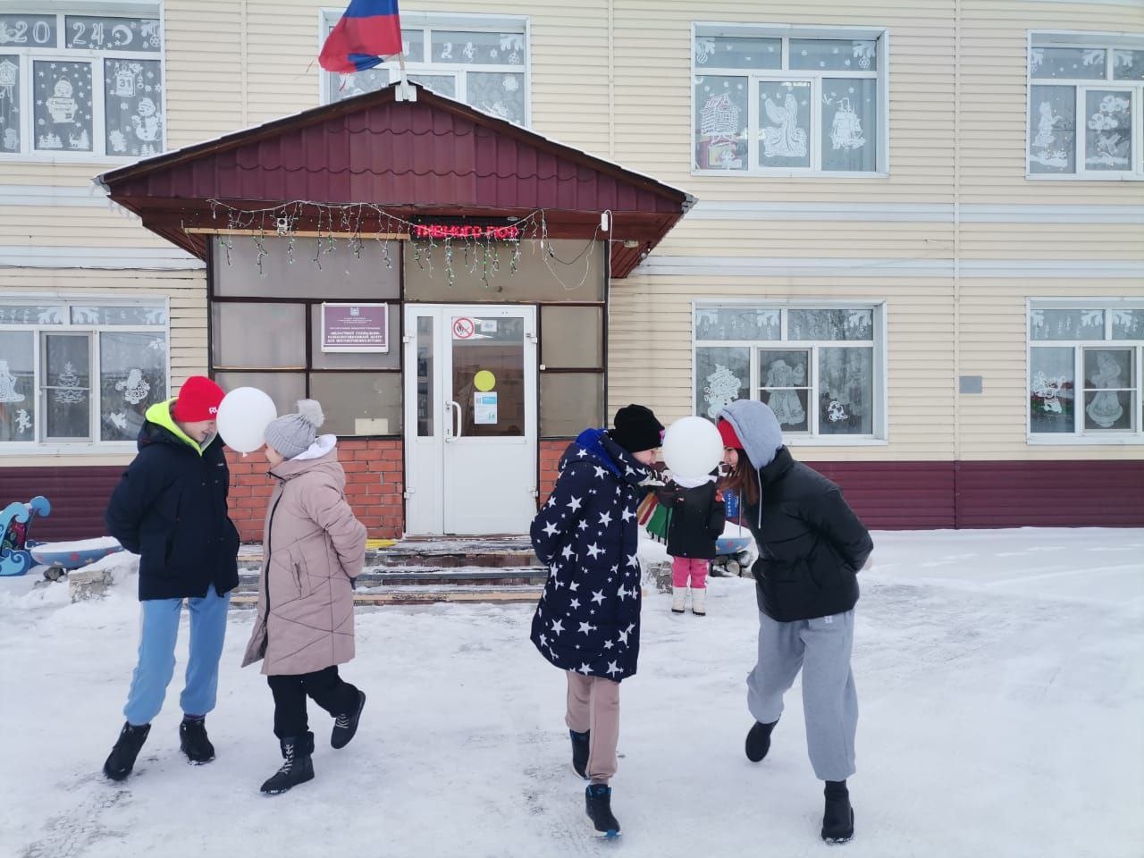 Подвижные игры на свежем воздухе зимой доставляют ребятам огромную радость и приносят неоценимую пользу здоровью.