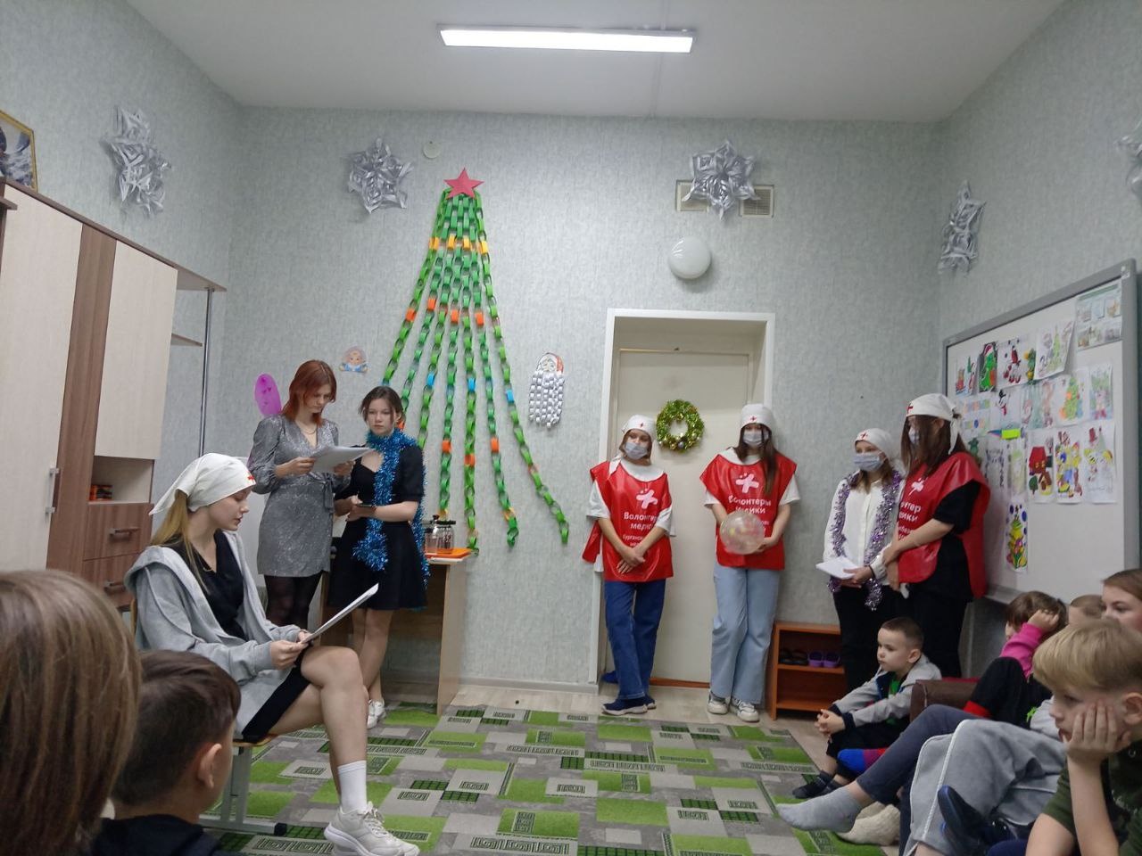 Новый год – самый любимый, долгожданный праздник для всех детей. И на этой неделе для наших воспитанников уже началось новогоднее волшебство. Новый год – самый любимый, долгожданный праздник для всех детей. И на этой неделе для наших воспитанников уже началось новогоднее волшебство.