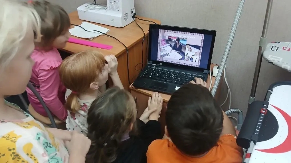 На воспитательском часе воспитанники 7-11 лет отправились в экскурсию по швейной мастерской нашего центра.