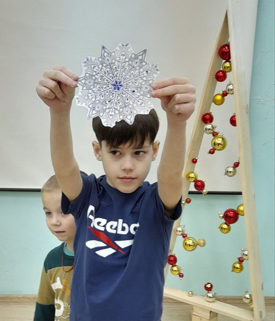 Ёлочку поставили, праздника мы ждем. В игры мы играем и песенку поём!