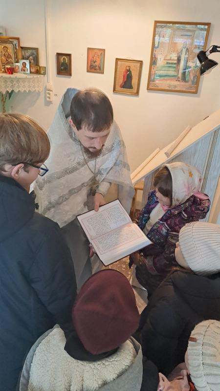 Доброй традицией стало посещение нашими воспитанниками Храма Благовещения Пресвятой Богородицы, расположенного в живописном уголке нашего города.