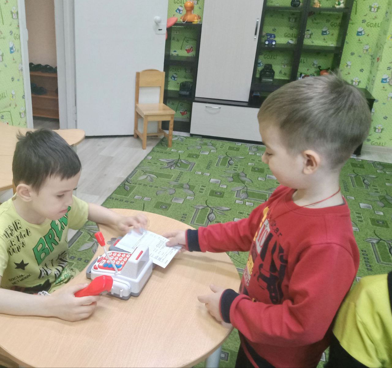 Сегодня в нашем Центре открылся банк. Сотрудники есть.