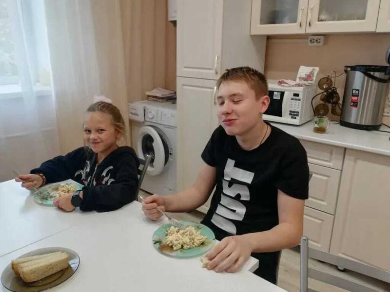 В рамках программы САП модуль "Мой уютный дом", мы решили порадовать ребят приготовлением классического салата Оливье. 