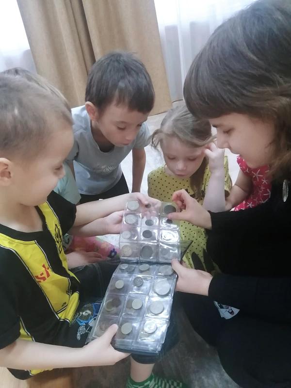 У нас в гостях побывал сотрудник Дома-музея В. К. Кюхельбекера Дарья Андреевна и провела увлекательное мероприятие «Юный финансист»!