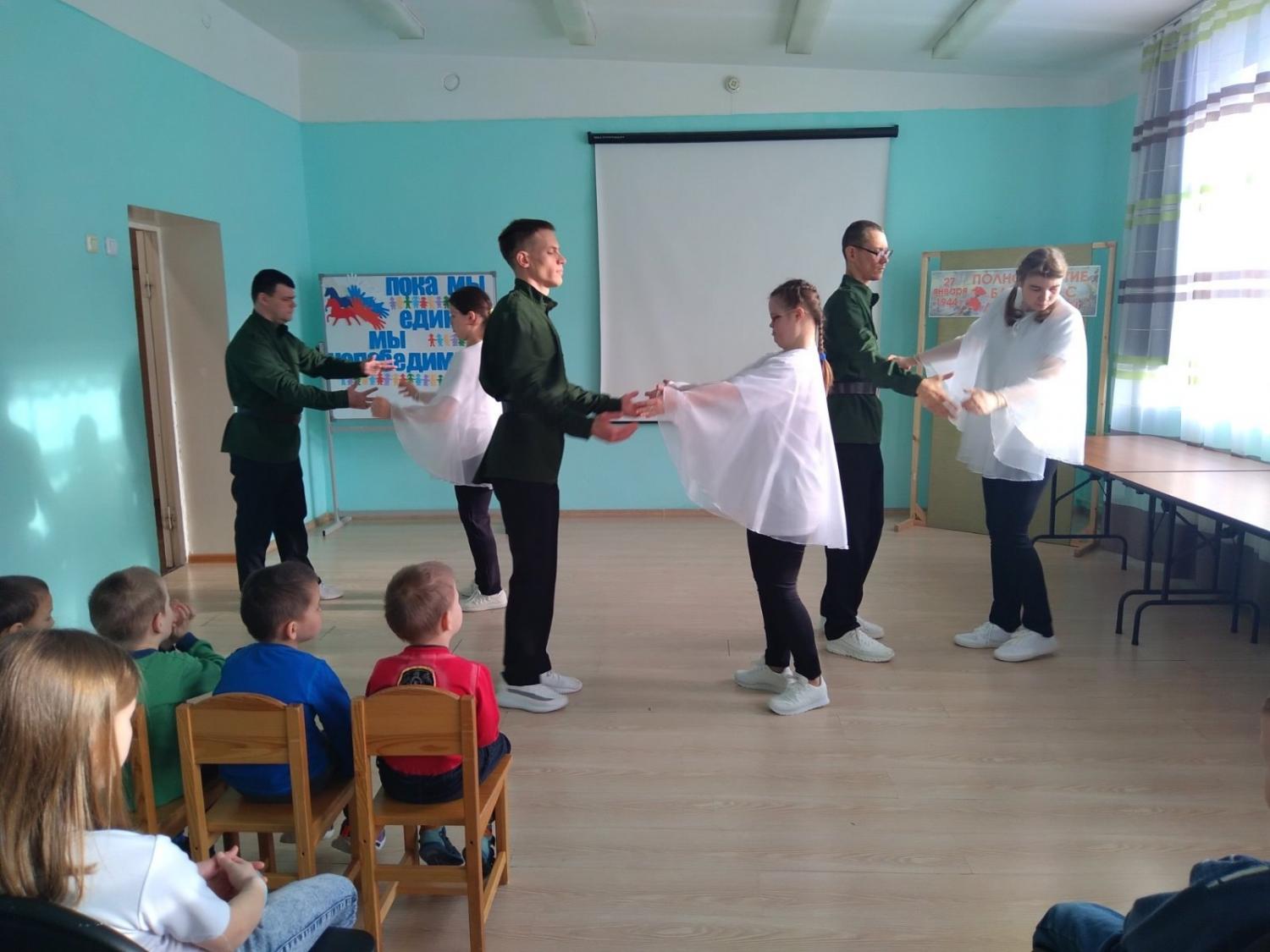 У нас в гостях были те, кто очень любит показывать своё творчество и делиться своими достижениями с другими, - студия инклюзивного творчества «Многогранник» и инклюзивный волонтёрский отряд «Радуга жизни». У нас в гостях были те, кто очень любит показывать своё творчество и делиться своими достижениями с другими, - студия инклюзивного творчества «Многогранник» и инклюзивный волонтёрский отряд «Радуга жизни».