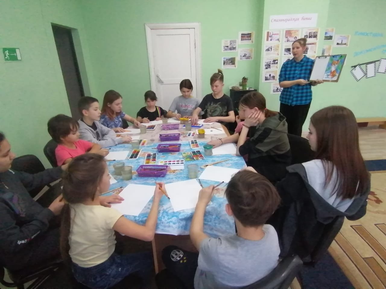 Педагог из дома детского творчества "Синяя птица " Екатерина Козлова провела для наших воспитанников мастер-класс по рисованию "Зимняя лиса" в нетрадиционной технике рисования: акварель + восковые мелки.