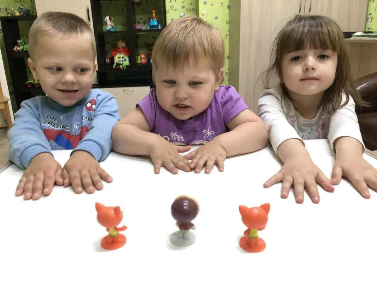 Сегодня малыши с удовольствием погрузились в мир пальчиковых игр — "Дружные пальчики", "Семья" и "Осень". Эти игры не только повеселили их, но и принесли огромную пользу.