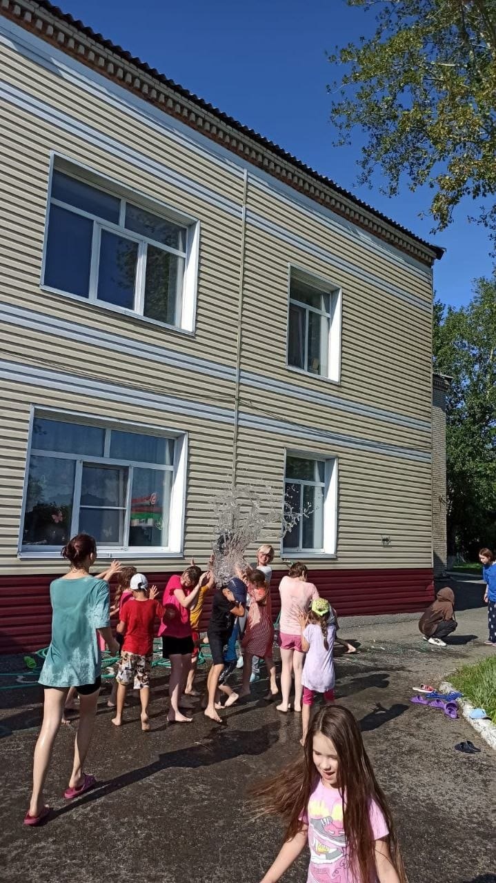 В рамках XII всероссийской акции "Добровольцы - детям", номинация "Школа добра", провели с ребятами водные игры, устроив День Нептуна)