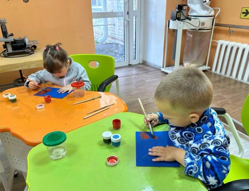 В мастерской возможностей «VстречаSсобой» прошло занятие по рисованию для самых маленьких воспитанников.