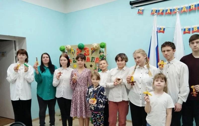 Специалист Дома-музея декабристов Ольга Олеговна провела для ребят увлекательный мастер-класс по изготовлению традиционной масленичной куклы.