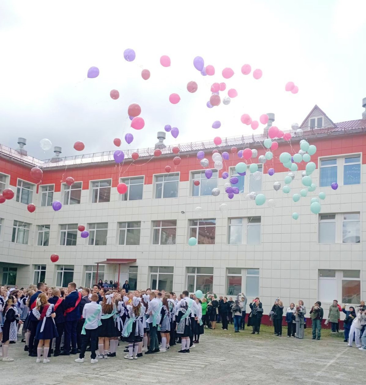 Прозвенел звонок прощальный, Поздравляем вас, ура!