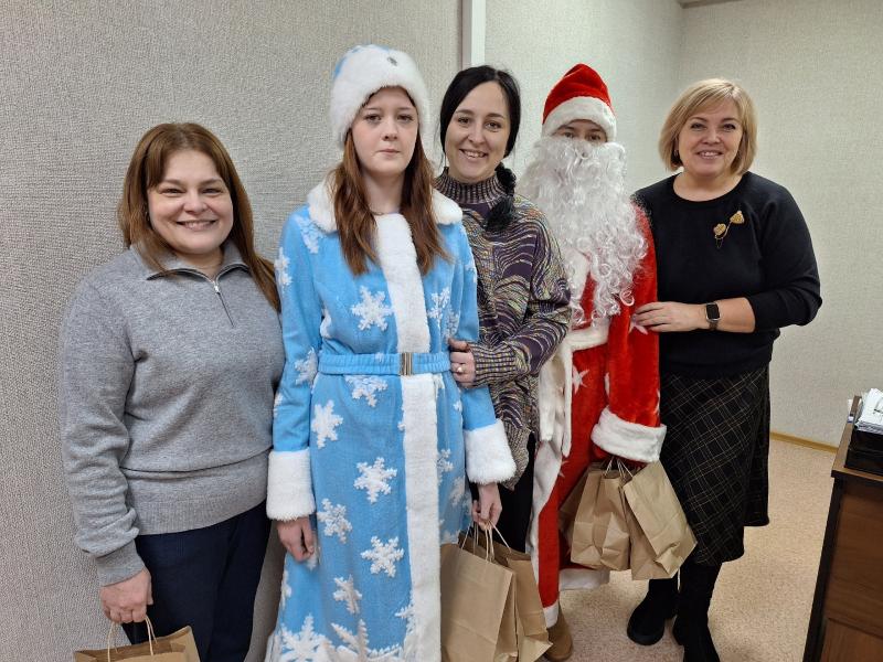 Сотрудники Департамента социальной политики Курганской области получили незабываемые новогодние впечатления благодаря визитерам — самому настоящему Деду Морозу и очаровательной Снегурочке!