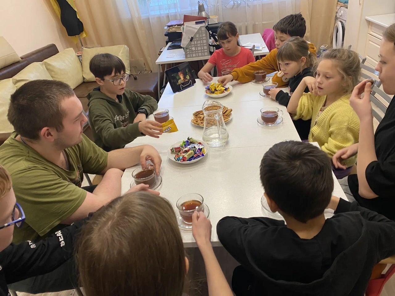 В нашем центре прошли домашние гостевания «Чаепитие с богатырями», посвящённые 23 февраля — Дню Защитника Отечества.