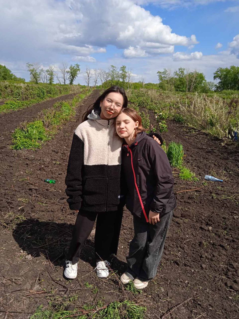 Сегодня, 24 мая, участники кружка "Юный цветовод" побывали на экскурсии в комплексе по выращиванию плодовых деревьев и садовых растений "Сады Зауралья".