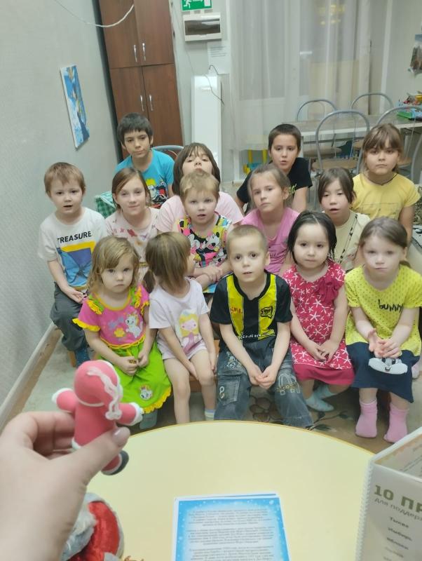 Новый год не за горами, и мы с ребятами готовимся к нему очень серьёзно: украшаем помещения, мастерим ёлочные игрушки, учим стихотворения и песни.