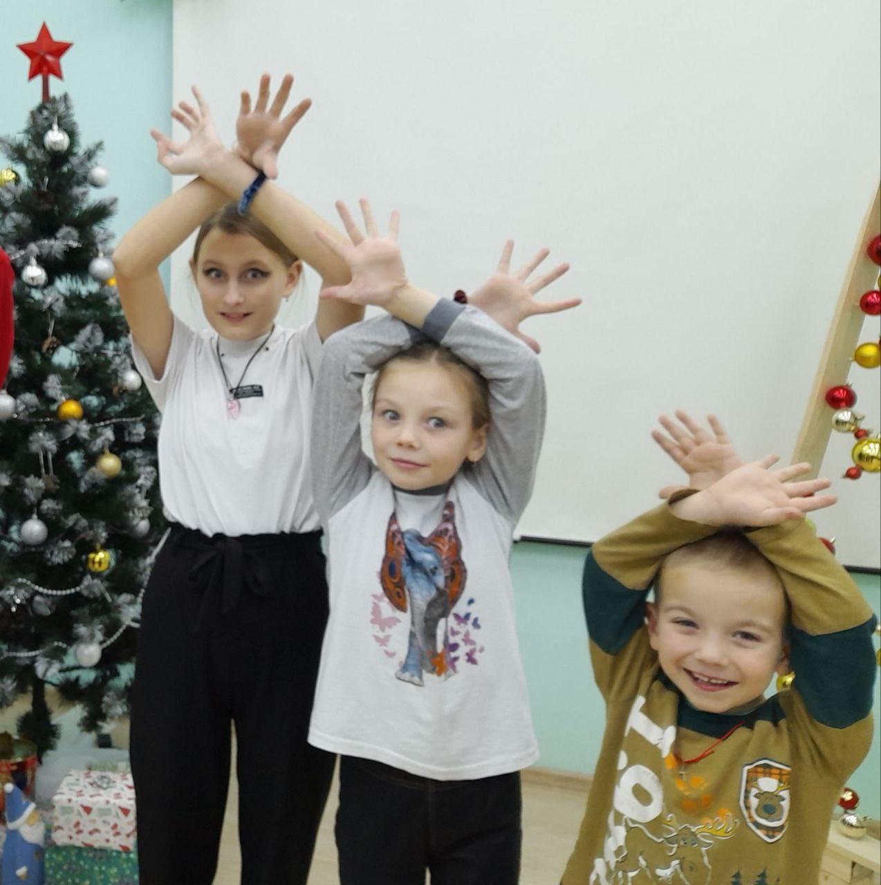 Ёлочку поставили, праздника мы ждем. В игры мы играем и песенку поём!