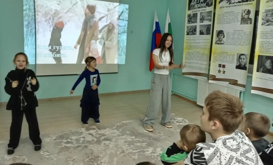 В третье воскресенье октября, 19 числа, в центре прошёл тематический час «Что за праздник — День отца», посвящённый всем папам.