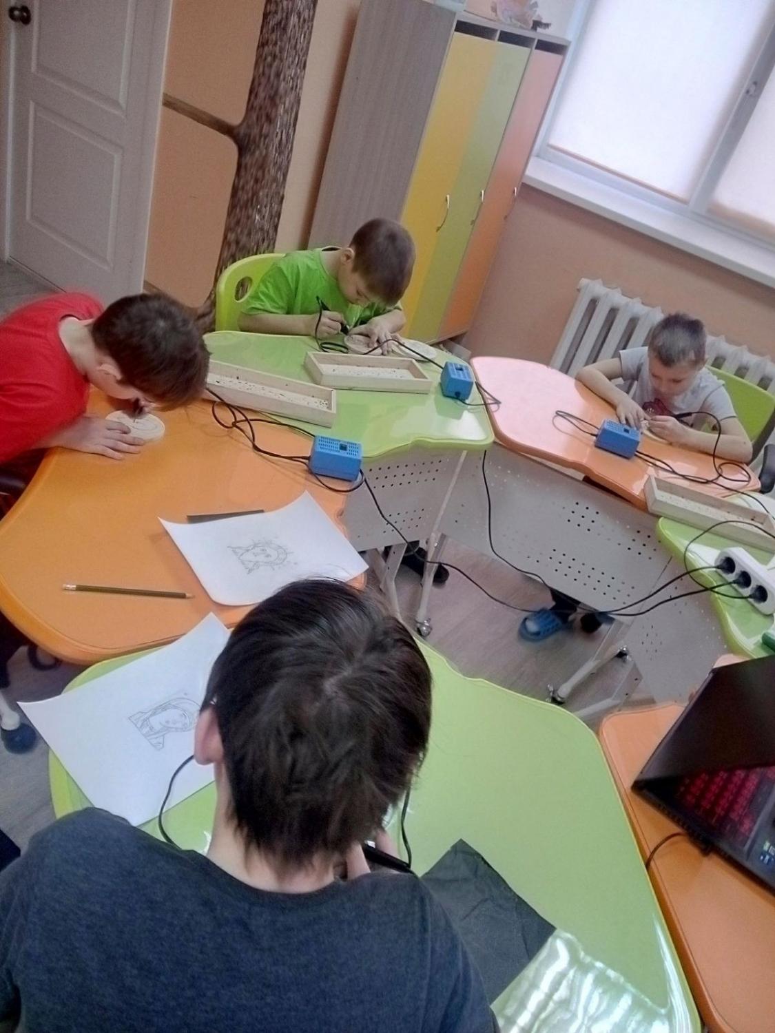 В #Мастерская_возможностей_VстречаSсобой воспитанники Центра выжигают иконы для участников СВО. В #Мастерская_возможностей_VстречаSсобой воспитанники Центра выжигают иконы для участников СВО.