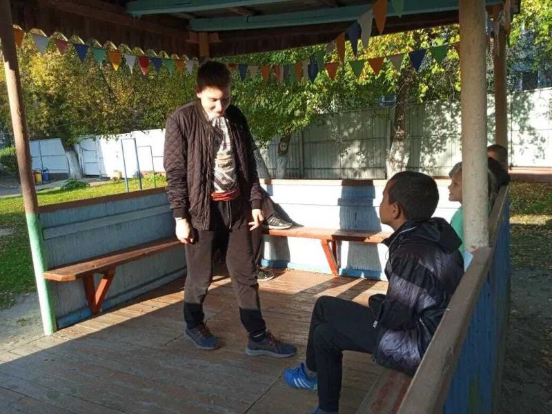 Благодаря хорошей погоде воспитательский час «Эмоции и здоровье» прошёл на свежем воздухе.