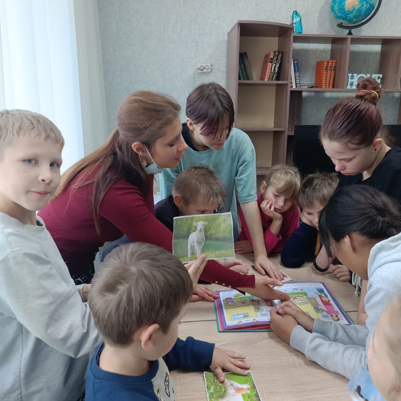 В Международный день защиты животных, который отмечается 4 октября, нас посетила сотрудница библиотеки имени Потанина с мероприятием "Защита и охрана животных. Красная книга."