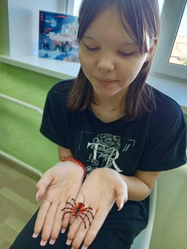В рамках кружка по бисероплетению наши воспитанники научились плести паучков