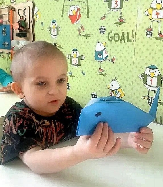 На кружке "Творческий MIX" с малышами учились делать из бумаги морского обитателя - кита. На кружке "Творческий MIX" с малышами учились делать из бумаги морского обитателя - кита.