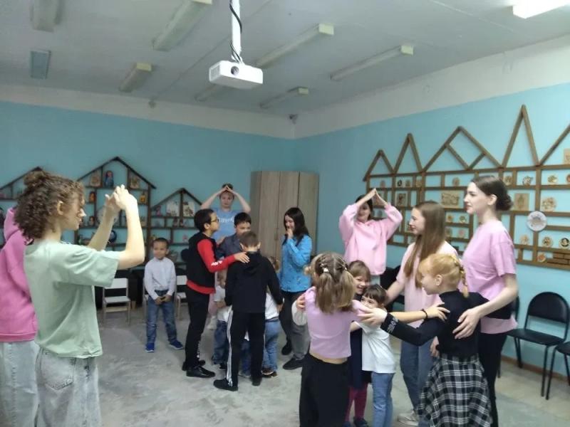 К нам в гости с чудесной игровой программой пожаловали настоящие сказочные персонажи: озорная Баба Яга, весёлая Кикимора и добрый Кот!