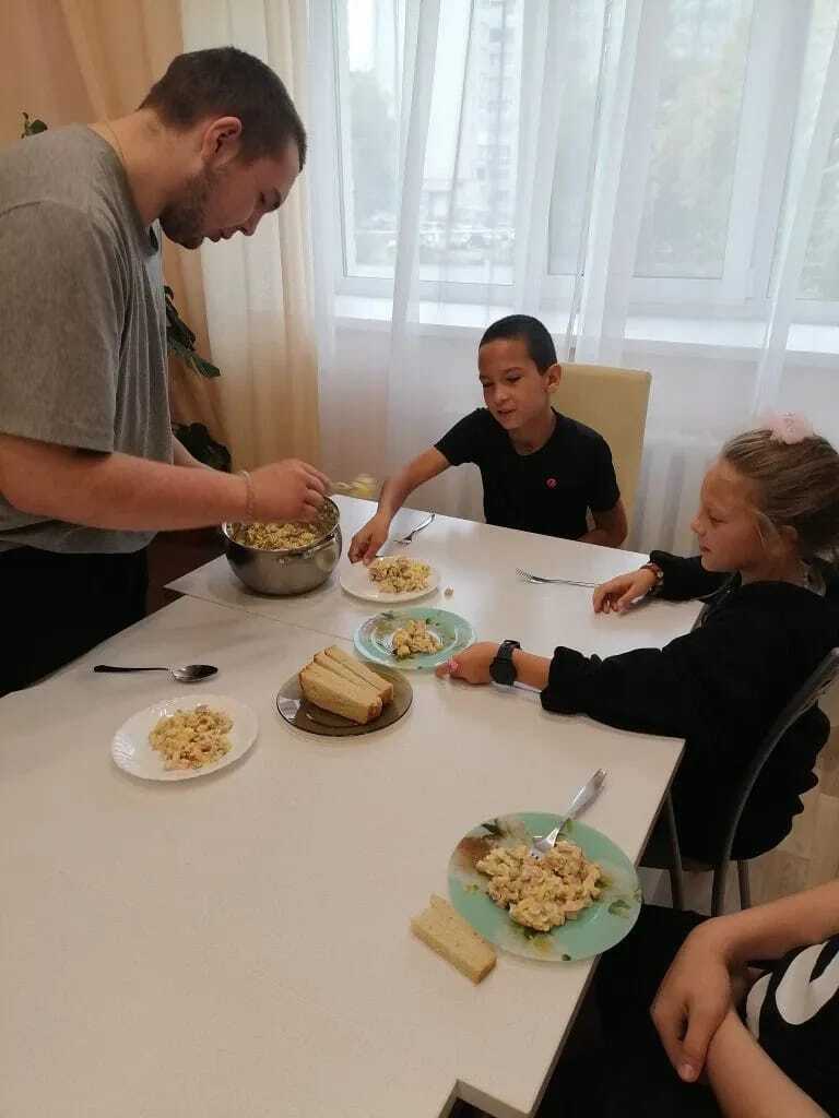 В рамках программы САП модуль "Мой уютный дом", мы решили порадовать ребят приготовлением классического салата Оливье. 