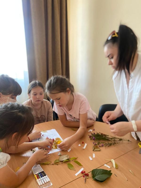 В гостях у наших воспитанников побывал сотрудник библиотеки имени Островского Анастасия Анатольевна, которая провела для наших ребят интересную и познавательную программу "Осенний микс"!