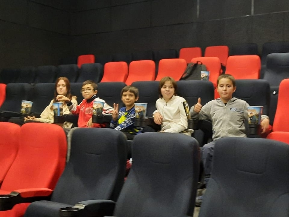 Наши ребята посетили кинокомплекс Ultra Cinema и с огромным удовольствием посмотрели мультфильм "Кролецып и Сурок Времени".