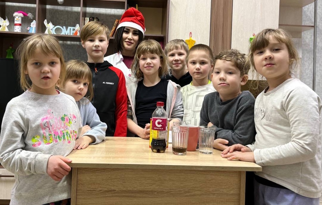 Мы начали увлекательное ﻿путешествие в ﻿экспериментальную ﻿лабораторию под ﻿названием ﻿«Секреты ﻿Кока-Колы»! ﻿