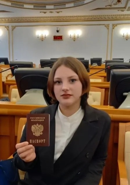 В торжественной обстановке, в здании Правительства Курганской области Валерия У. получила паспорт гражданина РФ.