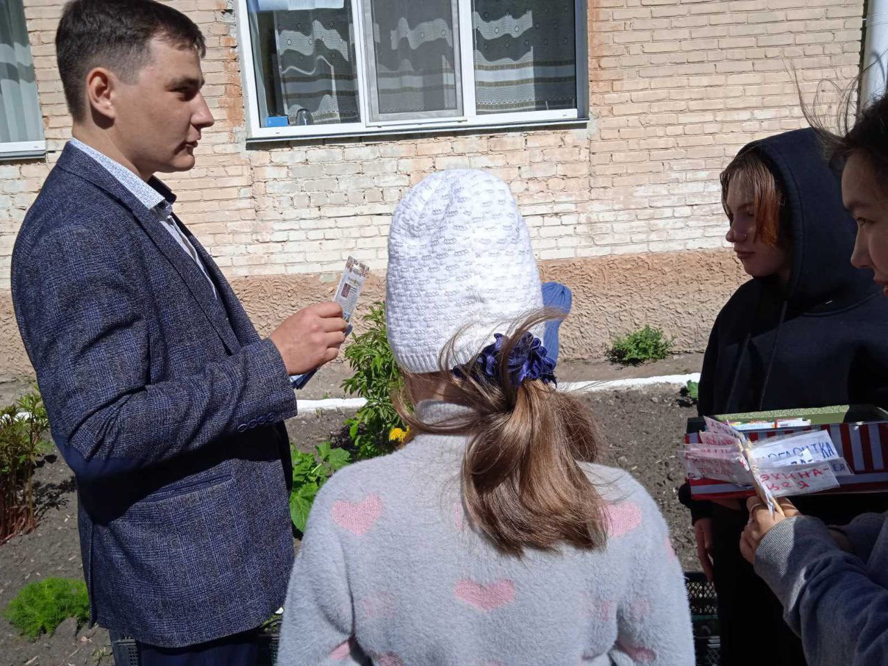 Выскочки, кислица, флоксы, хризантемы трёх видов и хризантелла, разноцветный тысячелистник, маргаритки, очиток, мальвы...