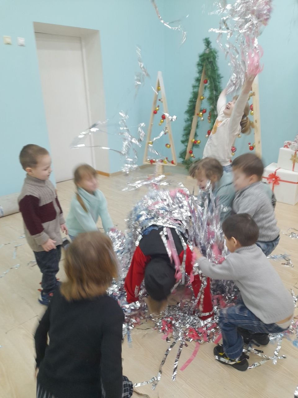 В гостях ﻿у ﻿нас была развлекательная ﻿игровая ﻿комната "Клумба" ﻿и веселый ﻿Пикачу!