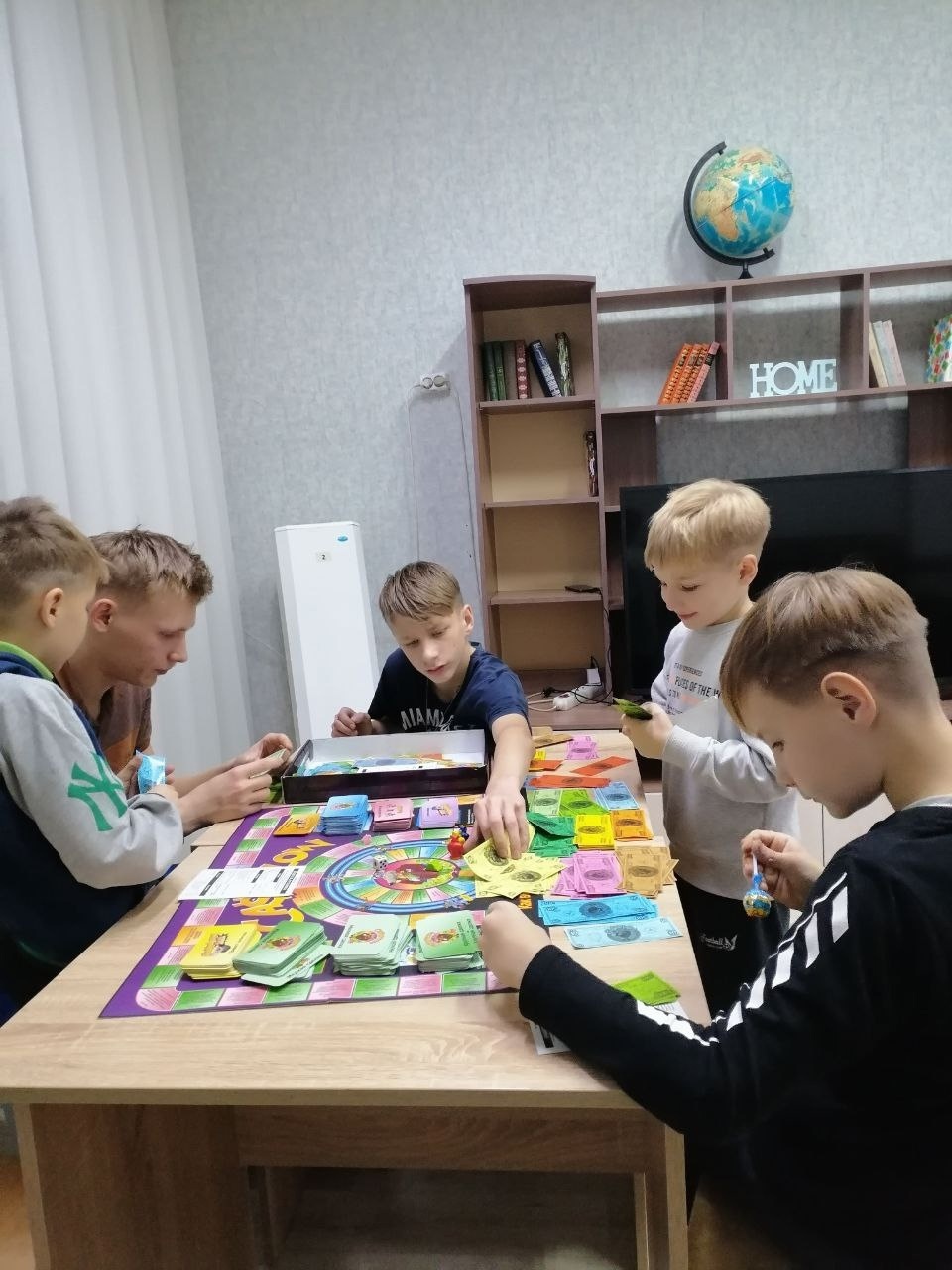 В рамках программы Школа жизненного успеха "Мечтай! Планируй! Действуй!" прошла игра "Денежный поток".